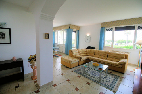 Appartamento ristrutturato di ampia superficie fronte mare con garage in vendita a Viareggio