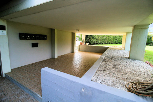 Appartamento ristrutturato di ampia superficie fronte mare con garage in vendita a Viareggio