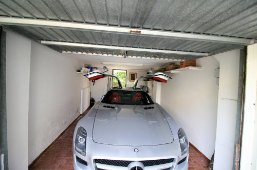 Appartamento ristrutturato di ampia superficie fronte mare con garage in vendita a Viareggio