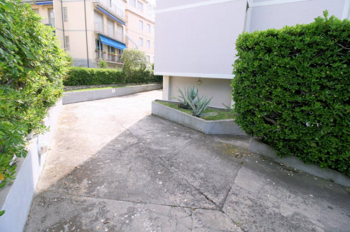 Appartamento ristrutturato di ampia superficie fronte mare con garage in vendita a Viareggio