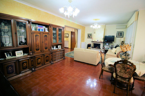 Villa unifamiliare di ampia superficie con giardino in vendita a Civitella Paganico