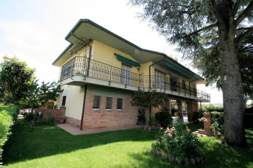 Villa unifamiliare di ampia superficie con giardino in vendita a Civitella Paganico