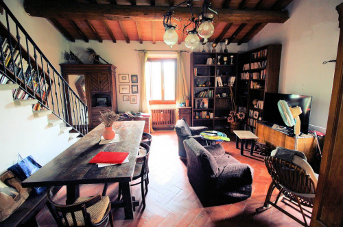 Complesso immobiliare panoramico con ampio terreno in vendita a Barberino di Mugello