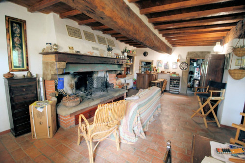Complesso immobiliare panoramico con ampio terreno in vendita a Barberino di Mugello
