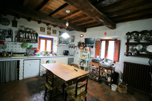 Complesso immobiliare panoramico con ampio terreno in vendita a Barberino di Mugello