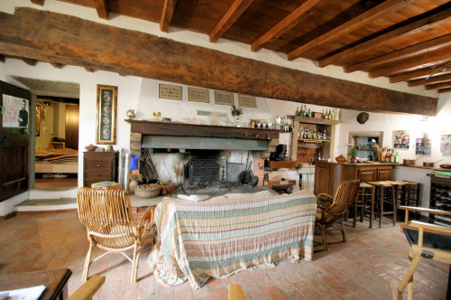 Complesso immobiliare panoramico con ampio terreno in vendita a Barberino di Mugello