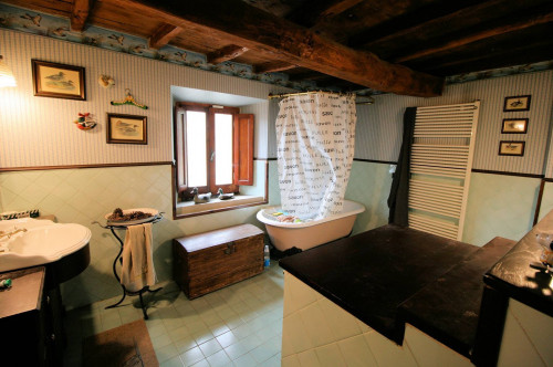 Complesso immobiliare panoramico con ampio terreno in vendita a Barberino di Mugello