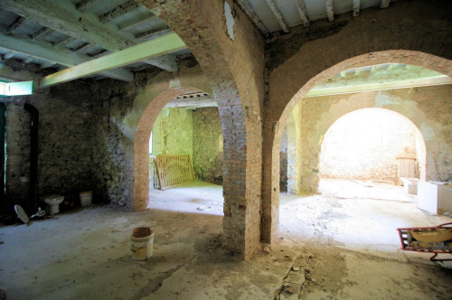 Complesso immobiliare di ampia superficie da ristrutturare in vendita a Santa Luce