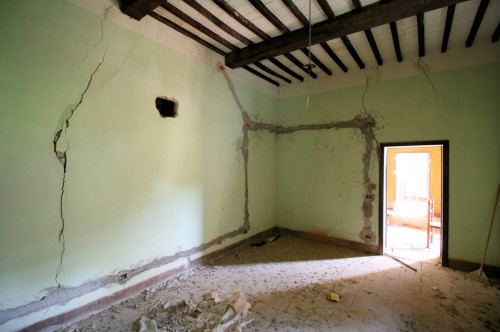 Complesso immobiliare di ampia superficie da ristrutturare in vendita a Santa Luce