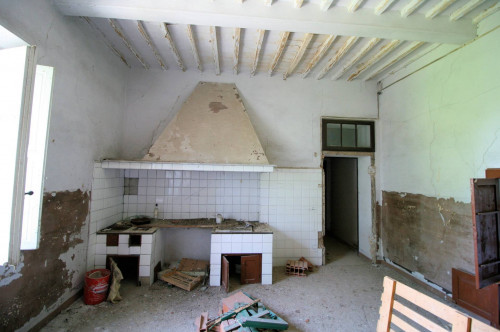 Complesso immobiliare di ampia superficie da ristrutturare in vendita a Santa Luce