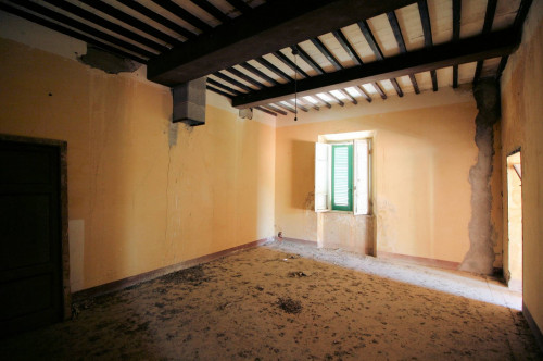 Complesso immobiliare di ampia superficie da ristrutturare in vendita a Santa Luce