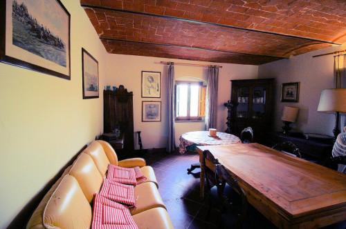 Casa in stile rustico Toscano in posizione panoramica in vendita a Quarrata