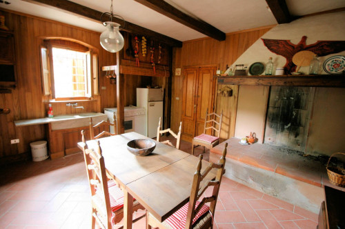 Casa in stile rustico Toscano in posizione panoramica in vendita a Quarrata