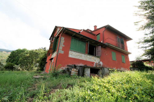 Casa in stile rustico Toscano in posizione panoramica in vendita a Quarrata