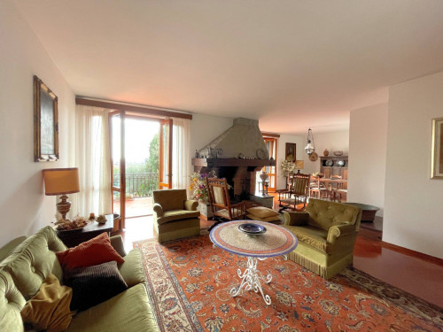 Villa di ampia superficie in posizione panoramica con giardino in vendita a Pescia