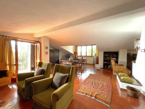 Villa di ampia superficie in posizione panoramica con giardino in vendita a Pescia