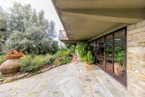 Villa di ampia superficie in posizione panoramica con giardino in vendita a Pescia