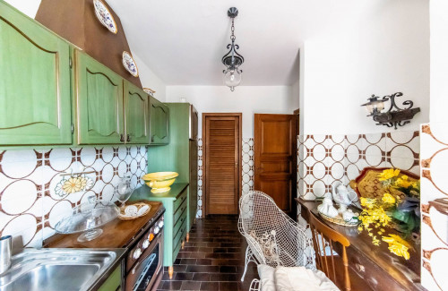 Villa di ampia superficie in posizione panoramica con giardino in vendita a Pescia