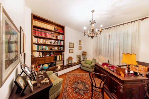 Villa di ampia superficie in posizione panoramica con giardino in vendita a Pescia
