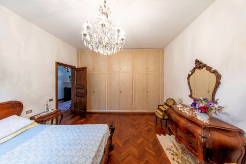 Villa di ampia superficie in posizione panoramica con giardino in vendita a Pescia