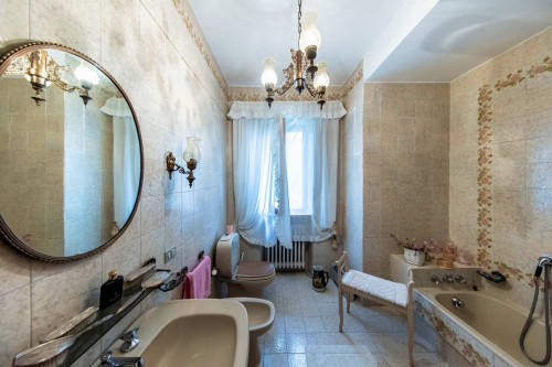 Villa di ampia superficie in posizione panoramica con giardino in vendita a Pescia