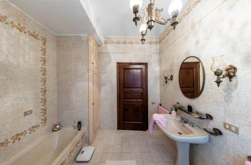 Villa di ampia superficie in posizione panoramica con giardino in vendita a Pescia