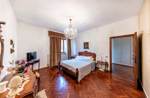Villa di ampia superficie in posizione panoramica con giardino in vendita a Pescia