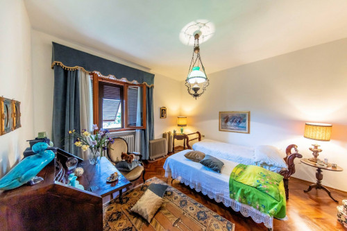 Villa di ampia superficie in posizione panoramica con giardino in vendita a Pescia
