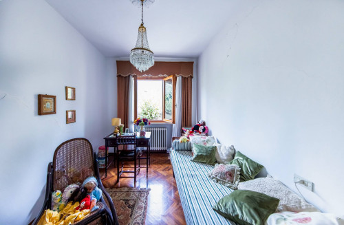 Villa di ampia superficie in posizione panoramica con giardino in vendita a Pescia
