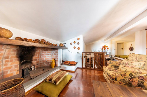 Villa di ampia superficie in posizione panoramica con giardino in vendita a Pescia