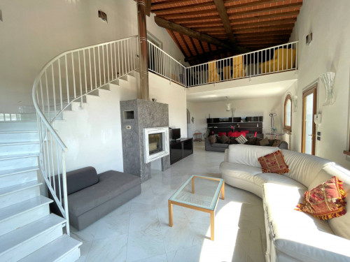 Complesso immobiliare di ampia superficie  in posizione collinare con parco e piscina in vendita a Pescia
