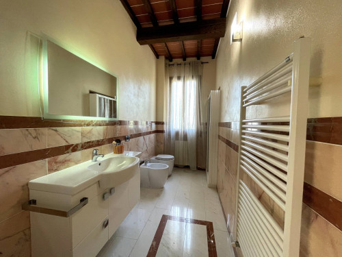 Complesso immobiliare di ampia superficie  in posizione collinare con parco e piscina in vendita a Pescia