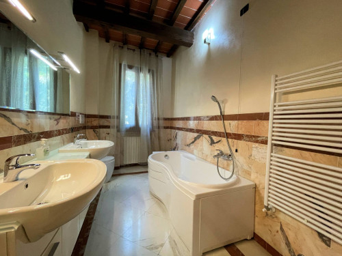 Complesso immobiliare di ampia superficie  in posizione collinare con parco e piscina in vendita a Pescia
