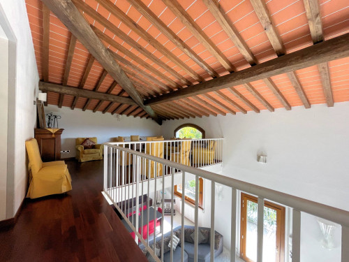Complesso immobiliare di ampia superficie  in posizione collinare con parco e piscina in vendita a Pescia