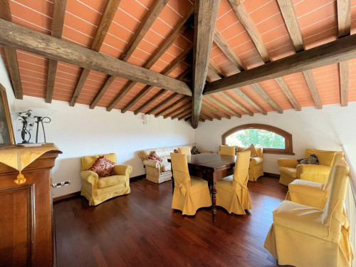 Complesso immobiliare di ampia superficie  in posizione collinare con parco e piscina in vendita a Pescia