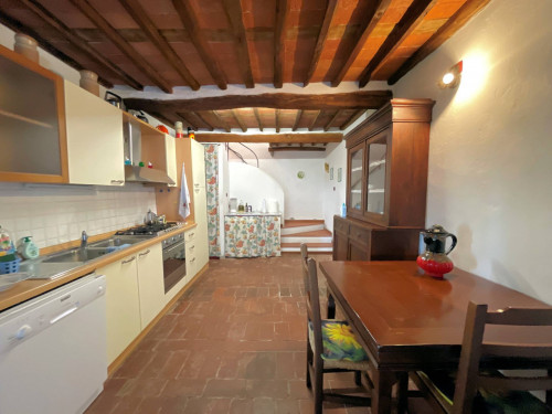 Complesso immobiliare di ampia superficie  in posizione collinare con parco e piscina in vendita a Pescia