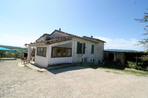 Podere con vista lago per gli amanti dei cavalli in vendita a Barberino di Mugello