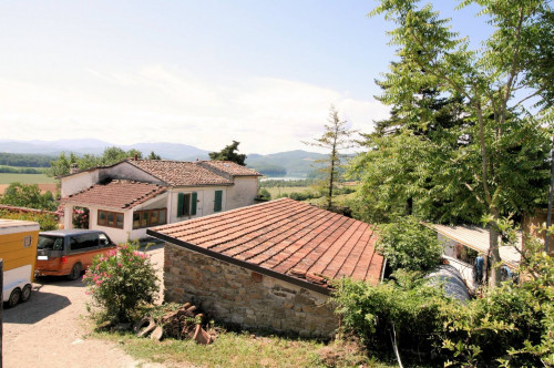 Podere con vista lago per gli amanti dei cavalli in vendita a Barberino di Mugello