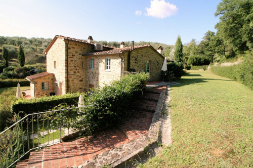 Agriturismo in antico borgo ristrutturato con parco e piscina in vendita a Lamporecchio