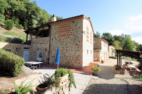 Agriturismo in antico borgo ristrutturato con parco e piscina in vendita a Lamporecchio