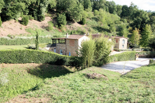 Agriturismo in antico borgo ristrutturato con parco e piscina in vendita a Lamporecchio