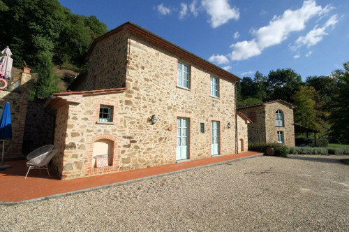 Agriturismo in antico borgo ristrutturato con parco e piscina in vendita a Lamporecchio
