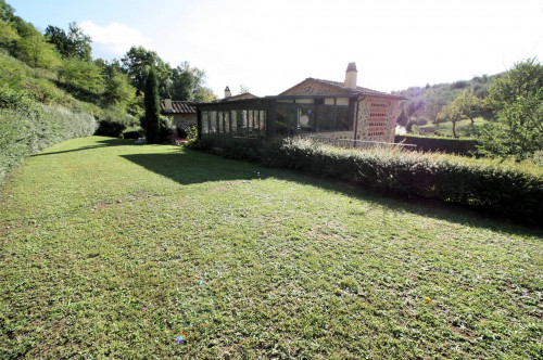 Agriturismo in antico borgo ristrutturato con parco e piscina in vendita a Lamporecchio