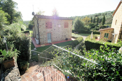 Agriturismo in antico borgo ristrutturato con parco e piscina in vendita a Lamporecchio