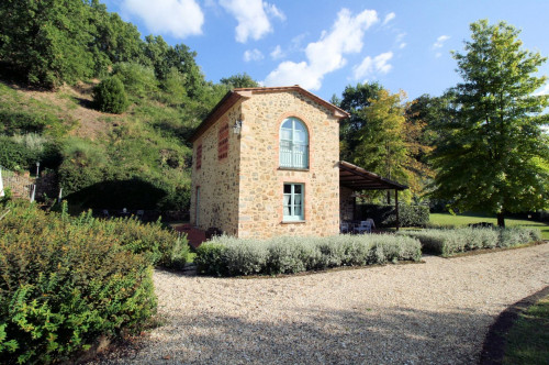 Agriturismo in antico borgo ristrutturato con parco e piscina in vendita a Lamporecchio