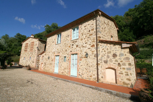Agriturismo in antico borgo ristrutturato con parco e piscina in vendita a Lamporecchio