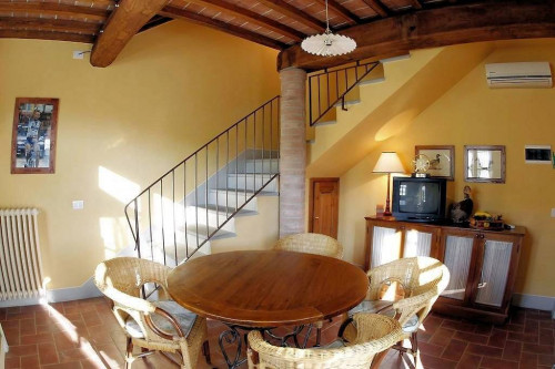 Agriturismo in antico borgo ristrutturato con parco e piscina in vendita a Lamporecchio