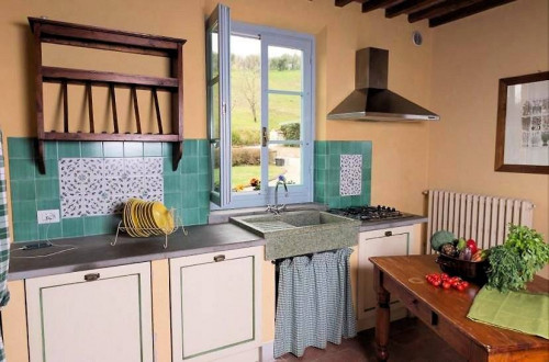 Agriturismo in antico borgo ristrutturato con parco e piscina in vendita a Lamporecchio