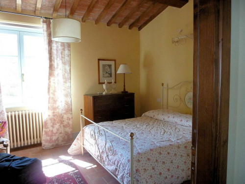 Agriturismo in antico borgo ristrutturato con parco e piscina in vendita a Lamporecchio