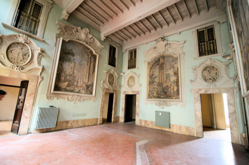Appartamento di ampia superficie con salone affrescato in vendita a Pistoia